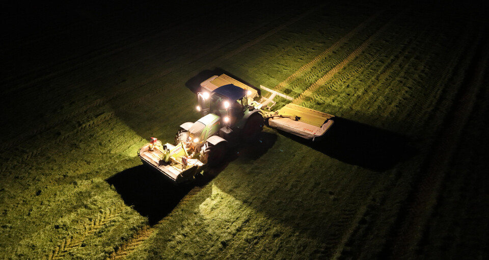 Tractor aan het werk in de nachtjpg